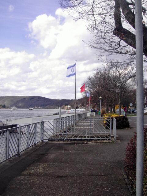 In der Ferne hupte ein Schiff und erregte meine Aufmerksamkeit