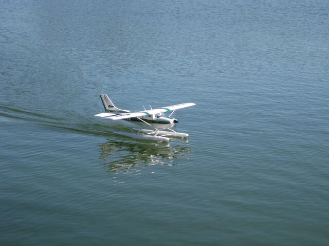 Ein Wasserflugzeug, gesteuert von Thomas Roth