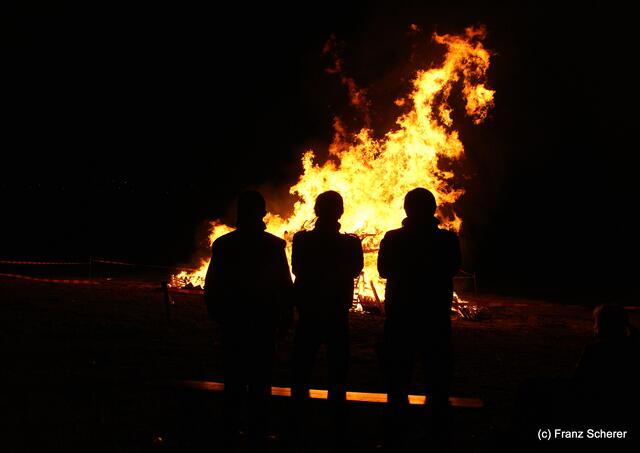 Osterfeuer in Hügelshart