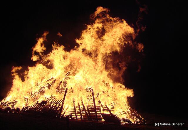 Osterfeuer in Hügelshart