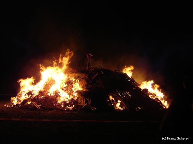 Osterfeuer in Hügelshart