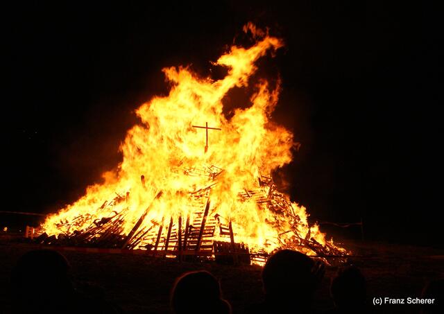 Osterfeuer in Hügelshart