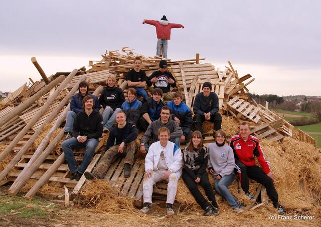 Seit den frühen Morgenstunden bei der Arbeit: die Hügelsharter Dorfjugend und ihr Osterfeuer