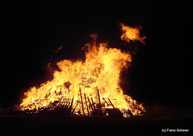 Osterfeuer in Hügelshart