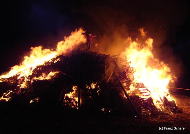 Osterfeuer in Hügelshart