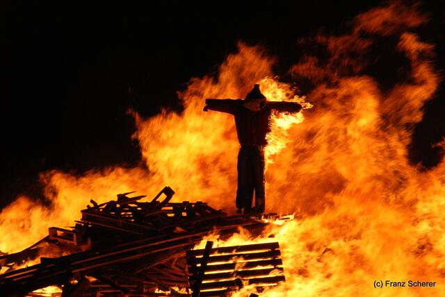 Der Judas brennt im Osterfeuer von Hügelshart