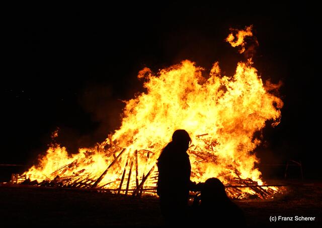 Osterfeuer in Hügelshart