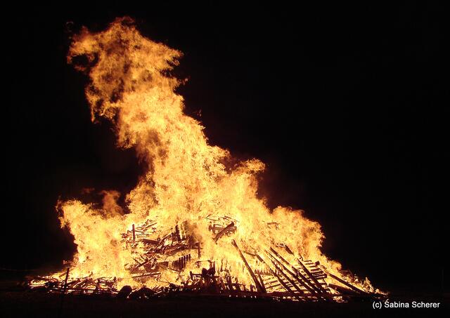 Osterfeuer in Hügelshart