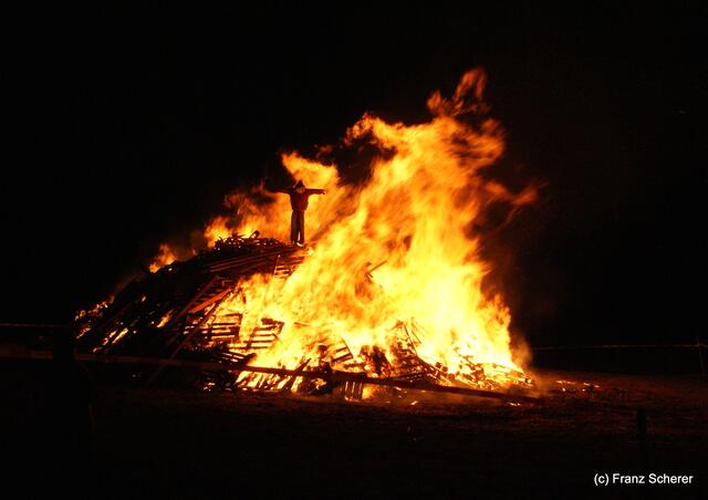 Osterfeuer in Hügelshart