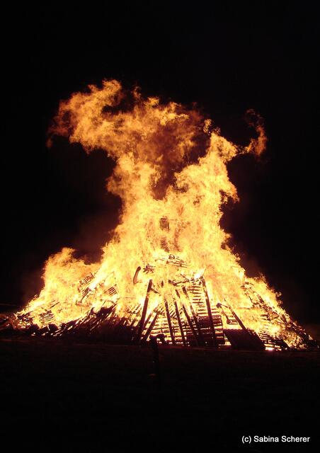 Osterfeuer in Hügelshart