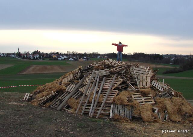 Das Hügelsharter Osterfeuer ist angerichtet...