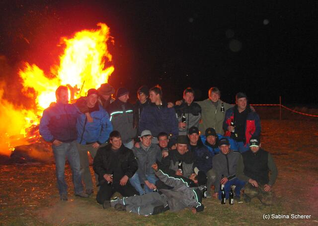 Die Ottmaringer Dorfjugeng beim Osterfeuer