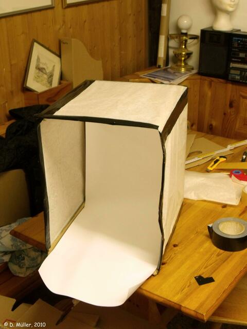 Das Seidenpapier an den Seiten und oben ist mit Panzerband befestigt. Jetzt ist die Lichtbox fertig.