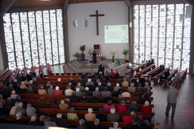 Viele Besucher sind zum Festgottesdienst gekommen.