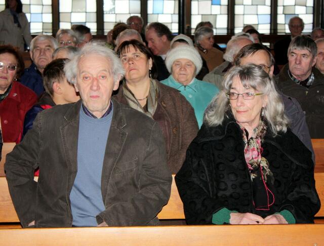 Pfarrer Lauer und seine Frau sind in den Gottesdienst gekommen.