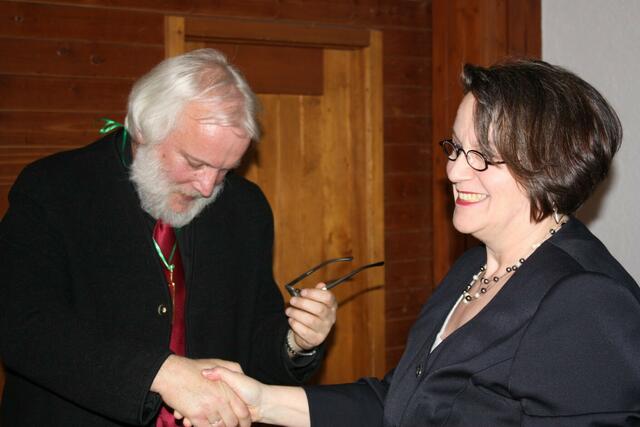 Hans Christian Malzahn blickt auf die gerade erhaltene goldene Stimmgabel