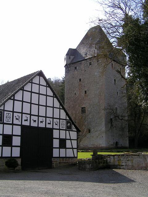 Scheune und Turm im Innenhof der Anlage
