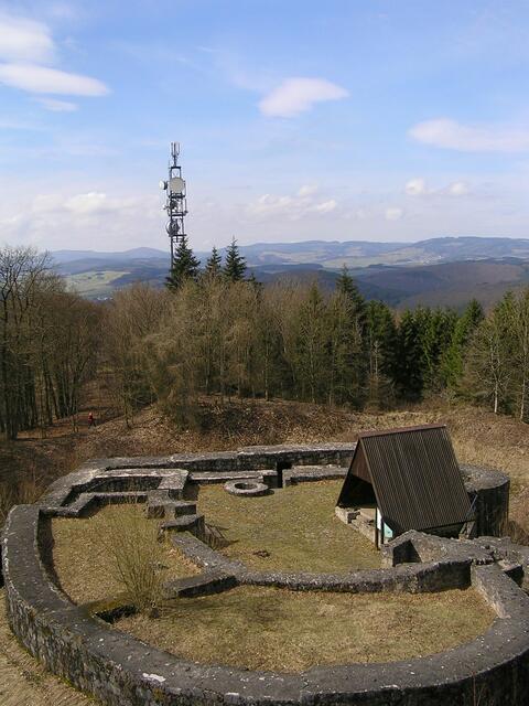 Burgruine und Aussicht Richtung Waldecker Upland / Rothaargebirge