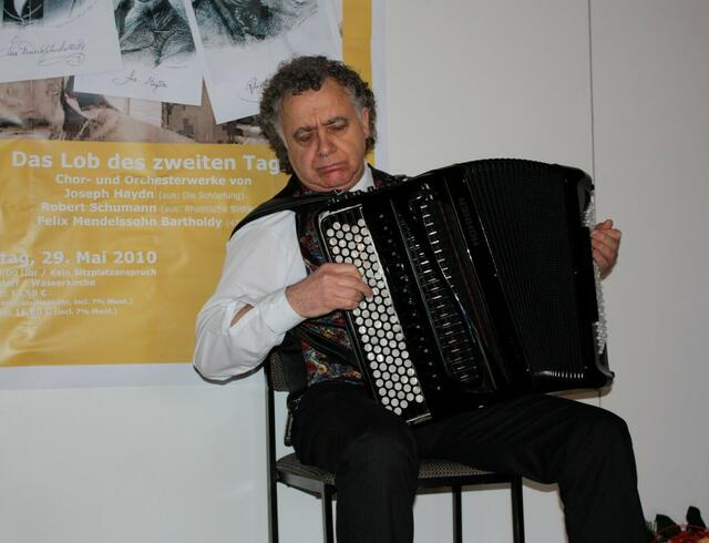 Musiklehrer Waldemar Kaiser spielt Akkordeon.
