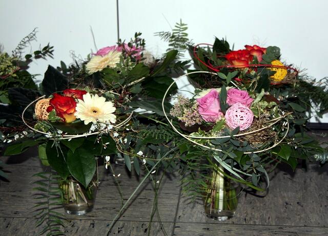 Blumensträuße warten auf ihre Empfänger.