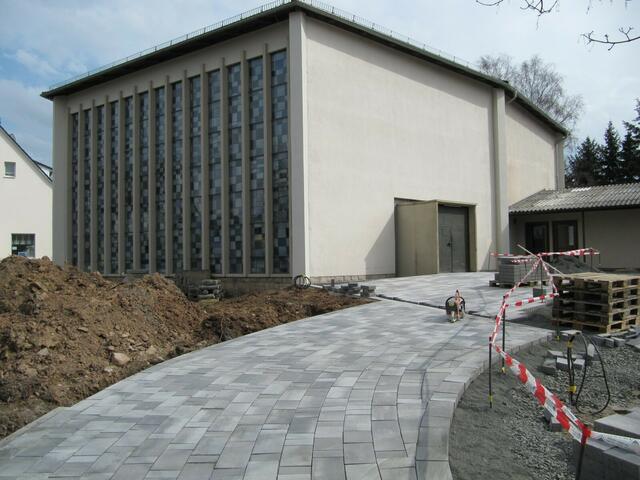 Zum Festgottesdienst konnten die Besucher schon den neu gestalteten Zugangsweg benutzen.
