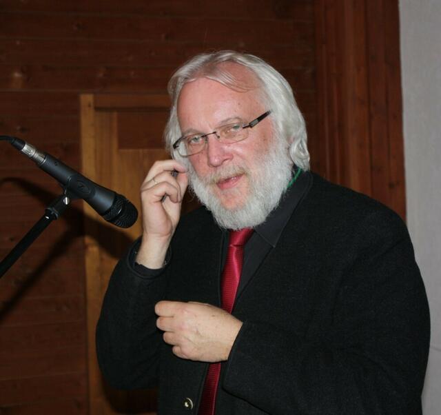 Ein echter Musiker prüft sogleich, ob der Ton von der Stimmgabel stimmt.
