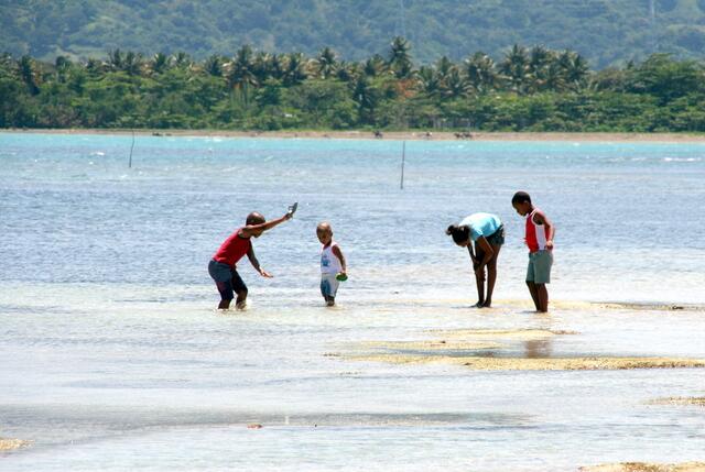 Spielende Kinder am Strand