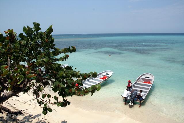 Speedbote am Strand von Punta Rucia