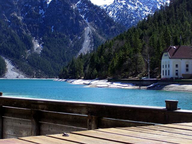 Der See, dagegen blau - grün und tief