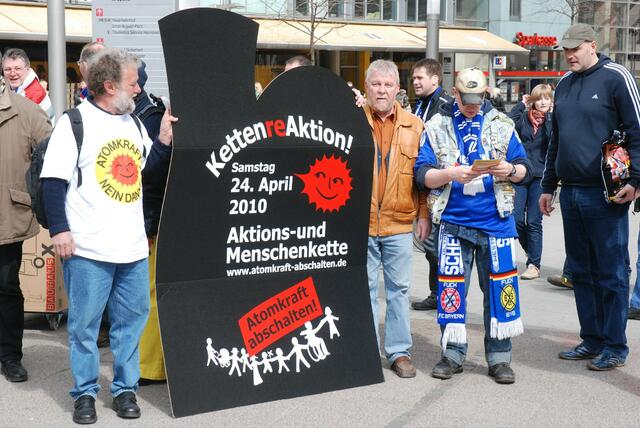 Auch Schalke-fans stellen sich dazu !  (...vor dem spiel... )