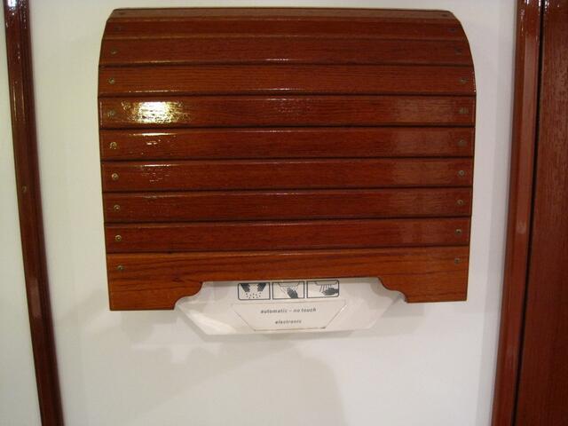 Die bildschöne "Herrsching", ein nostalgischer Schaufelraddampfer: Auch in den Sanitäranlagen etwas besonderes!