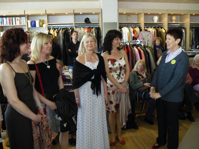 Frau Laack,mit den Models nach der Modenschau