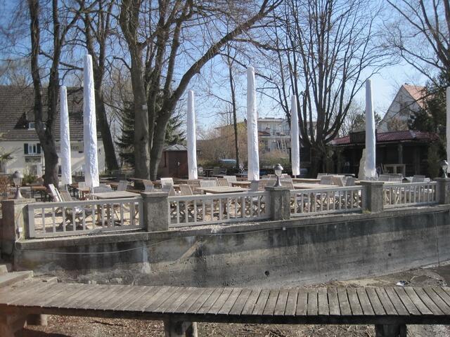 Noch verhüllt: Sonnenschirme im Biergarten in Stegen
