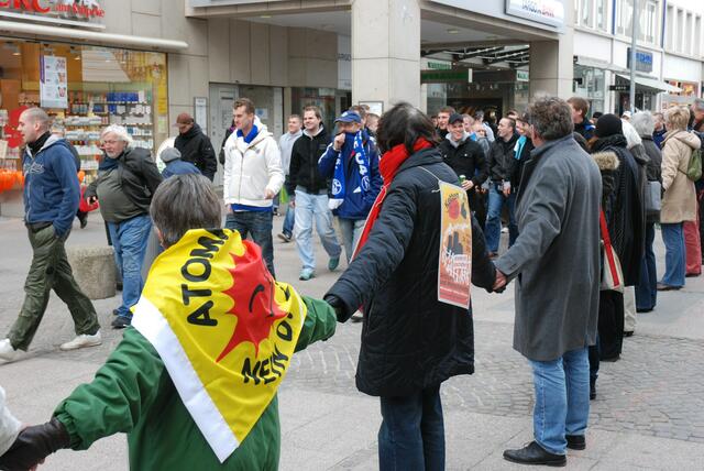 menschenkette gegen AKW  06
