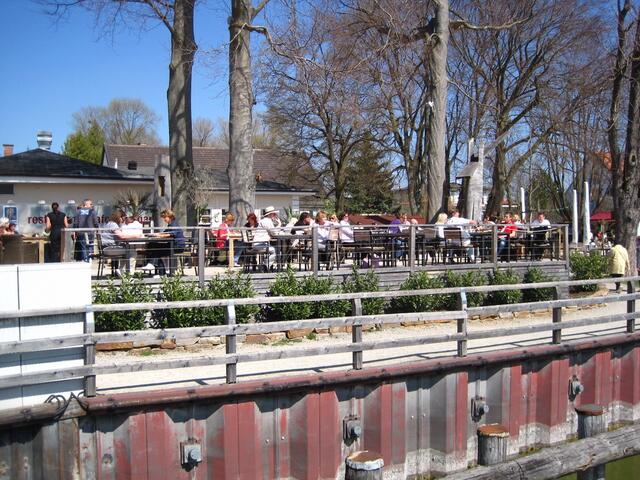 Bei der Rückkehr der "Herrsching" nach Segen ist der Biergarten gut besetzt