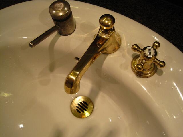 Die bildschöne "Herrsching", ein nostalgischer Schaufelraddampfer: Auch in den Sanitäranlagen etwas besonderes!