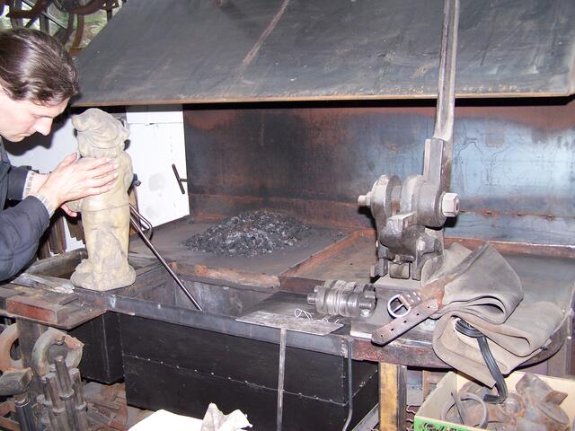 Die Esse, der Stahl für die Messer wird mit 1100° C erhitzt