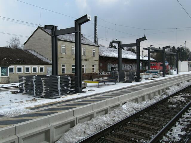 10.02.: In der Nacht sind die ersten Träger aufgestellt worden.