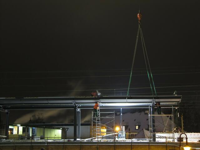 15.02.: Gegen 2 Uhr wird die letzte Platte angebracht.