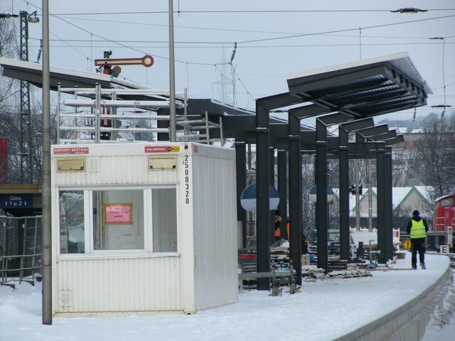 14.02.: Die ersten Dachplatten sind montiert.