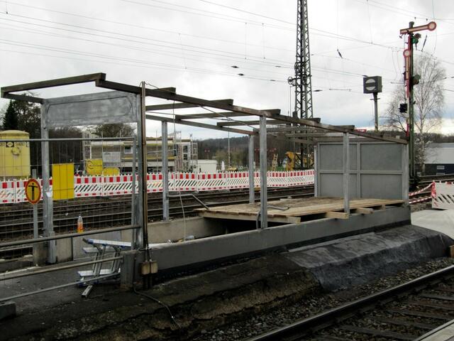 29.03.: Von der Überdachung an Gleis 3 ist nur noch ein Gerippe übrig.