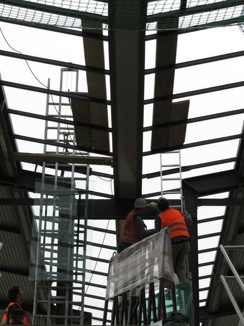 08.04.: Mit einem Aufzug werden die Glasplatten aufs Dach gefahren.