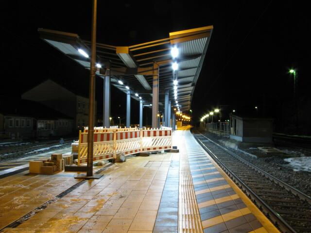 22.02.: Zum ersten Mal ist die Beleuchtung an der Überdachung in Betrieb.