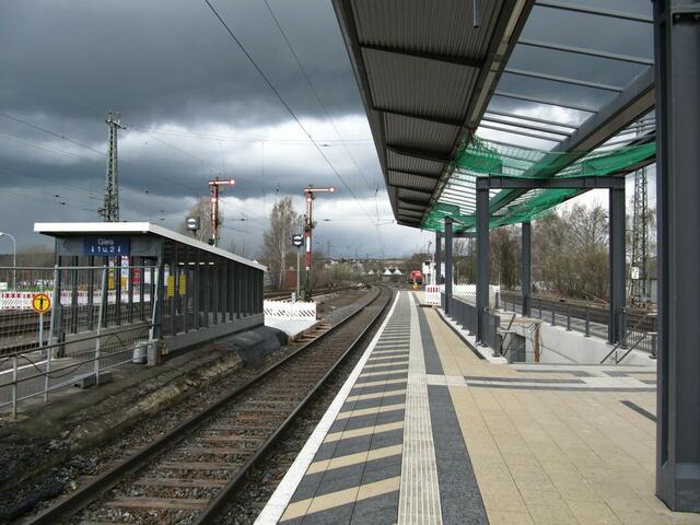 04.04.: Bei Regen wird man am Bahnsteig noch nass.