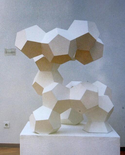 Werk "Helix 1" von Gerard Caris, 1991 Ausstellung. "an artist must be an artist and a scientist at the same time" (Kazimir MALEVICH) - Text an der Wand neben Caris' Werk. Abb. aus (2), S. 98.