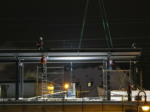 15.02.: Gegen 2 Uhr wird die letzte Platte angebracht.