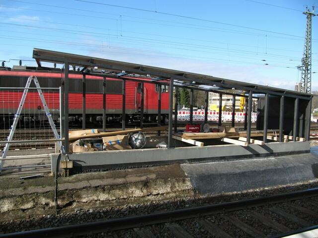 31.03.: An der Überdachung bei Gleis 3 fehlen einige Streben.