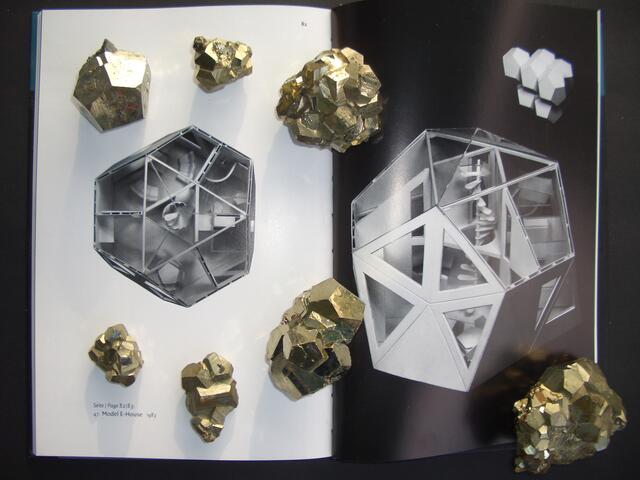 Hommage an den Pentagonismus. Installation W.H. zu Caris' Pentagonism. (13/4/10.)