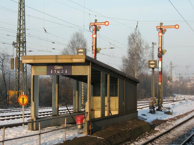 11.01.2009: Beim Aufgang zu Gleis 3 fehlen die meisten Glaselemente.