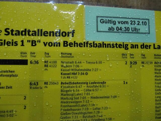 23.02.: Ohne die Verglasung regnet es noch auf den Fahrplan in der Unterführung.